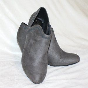 Dexflex Comfort booties. Gray suede, size 7 1/2